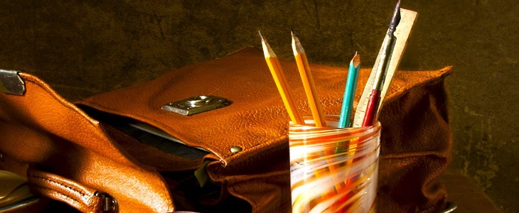 Atrybuty ucznia dawnej szkoły: tornister, pióro ze stalówką i ołówki,