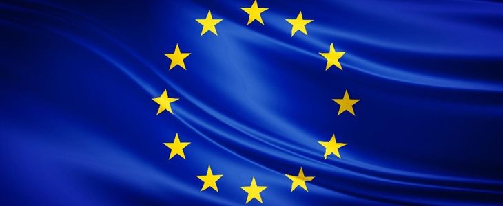 Flaga Unii Europejskiej - dwanaście gwiazd w kręgu na niebieskim tle.