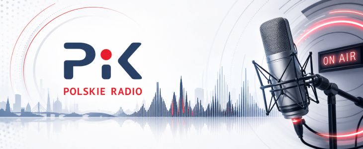 Mikrofon studyjny, symbole fali radiowych, zarys miasta i logo Radia PiK.